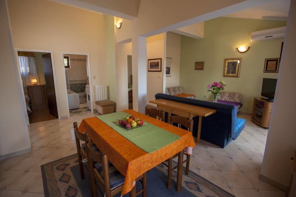 Apartments Villa Ban Rovigno Esterno foto